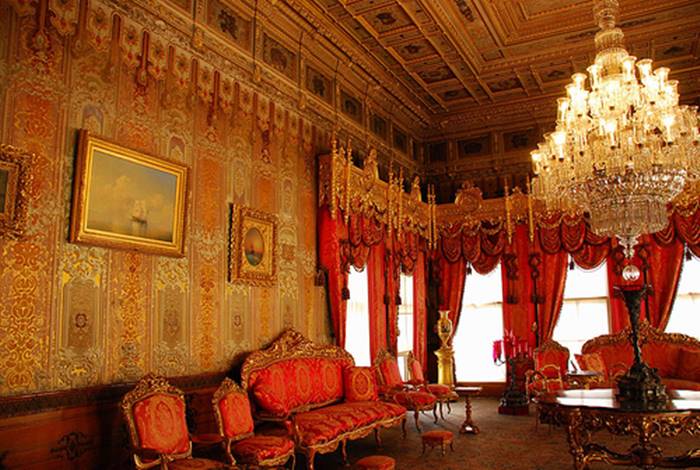 القاعة الحمراء في قصر دولمة بهجة