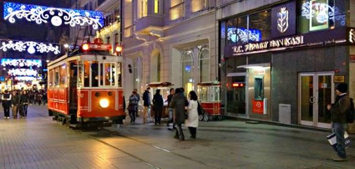 شارع الاستقلال اسطنبول ليلا
